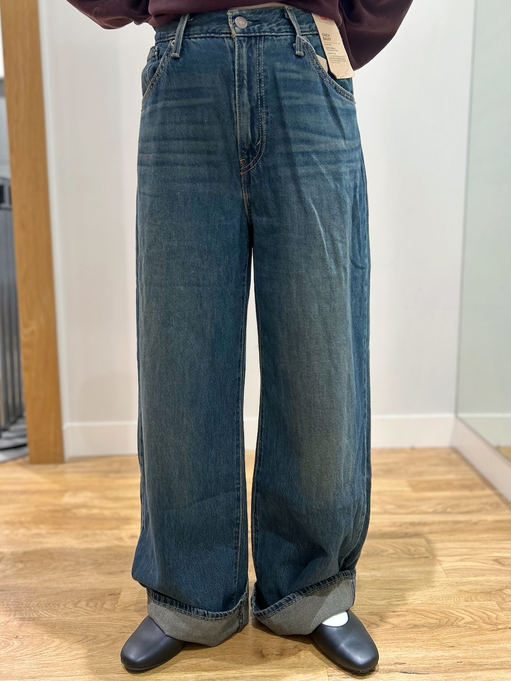 レッド系のスウェット、グリーン系のその他パンツ、ブラック系のトートバッグを着用したレディースの秋コーディネートの6枚目の写真