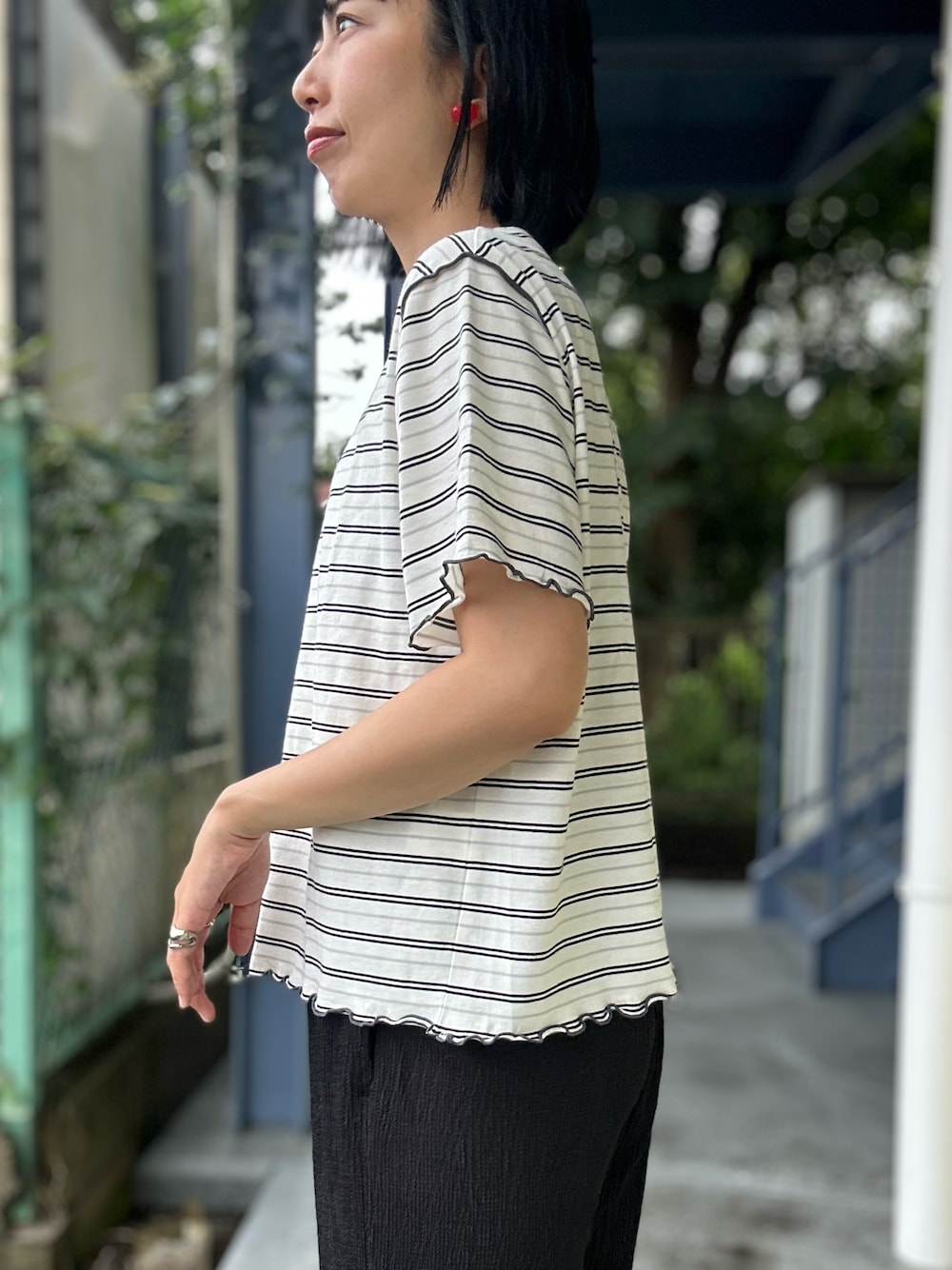 グレー系のその他トップス、ブラウン系のその他トップス、ブラック系のその他パンツを着用したレディースの夏コーディネートの6枚目の写真