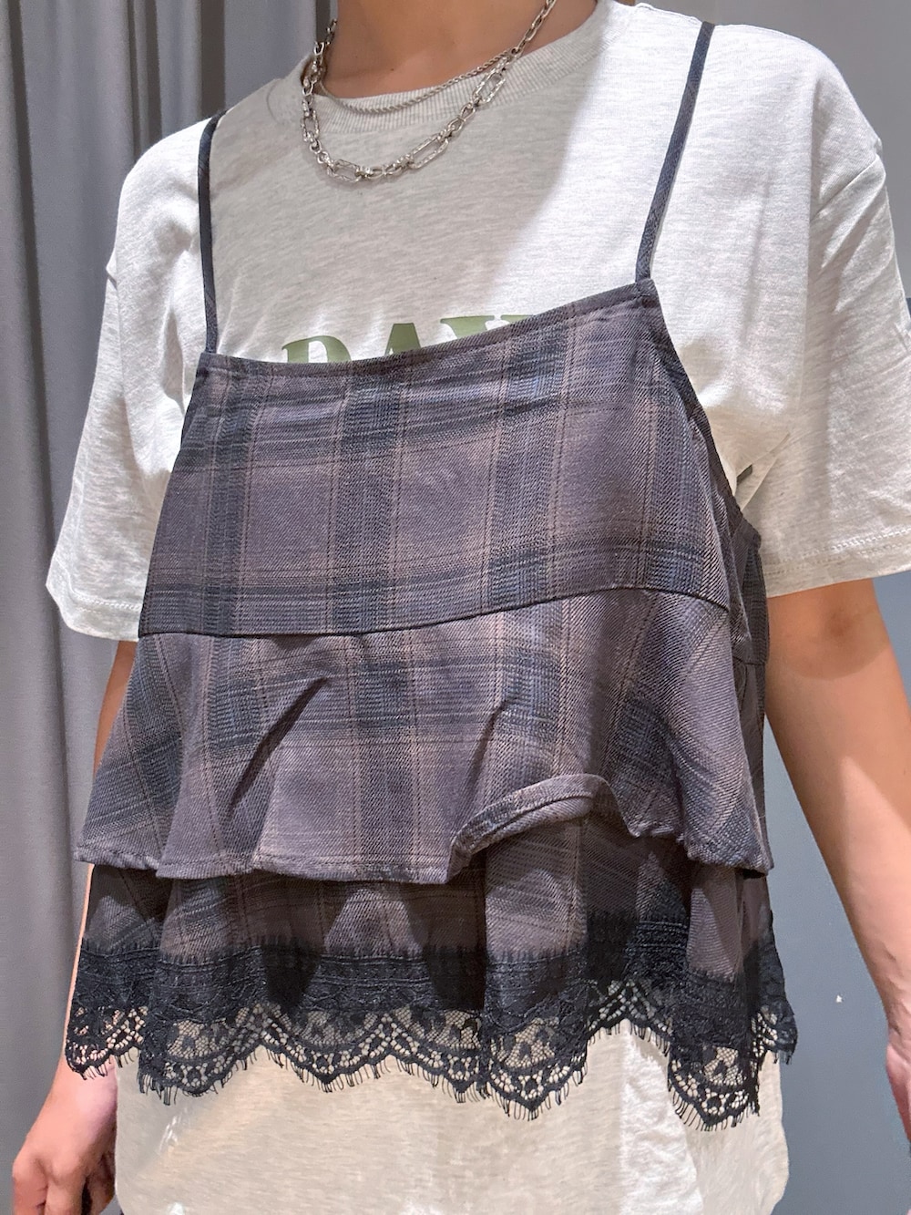 グレー系のTシャツ/カットソー、ブラウン系のシャツ/ブラウス、ブルー系のデニムパンツを着用したレディースの夏コーディネートの4枚目の写真