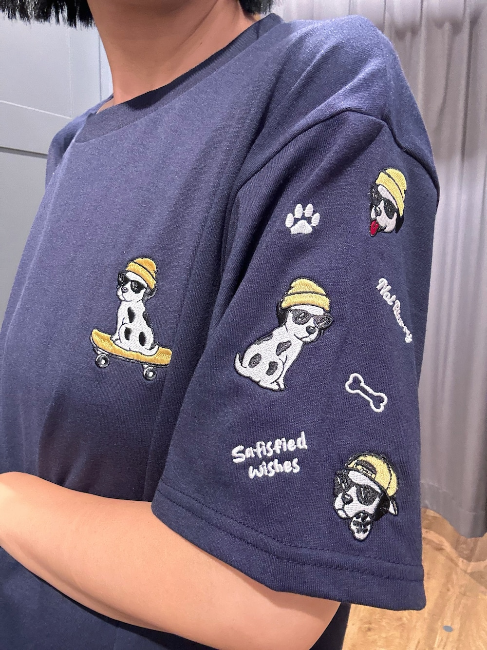 ブルー系のTシャツ/カットソー、ブルー系のデニムパンツ、ホワイト系のTシャツ/カットソーを着用したレディースの夏コーディネートの7枚目の写真