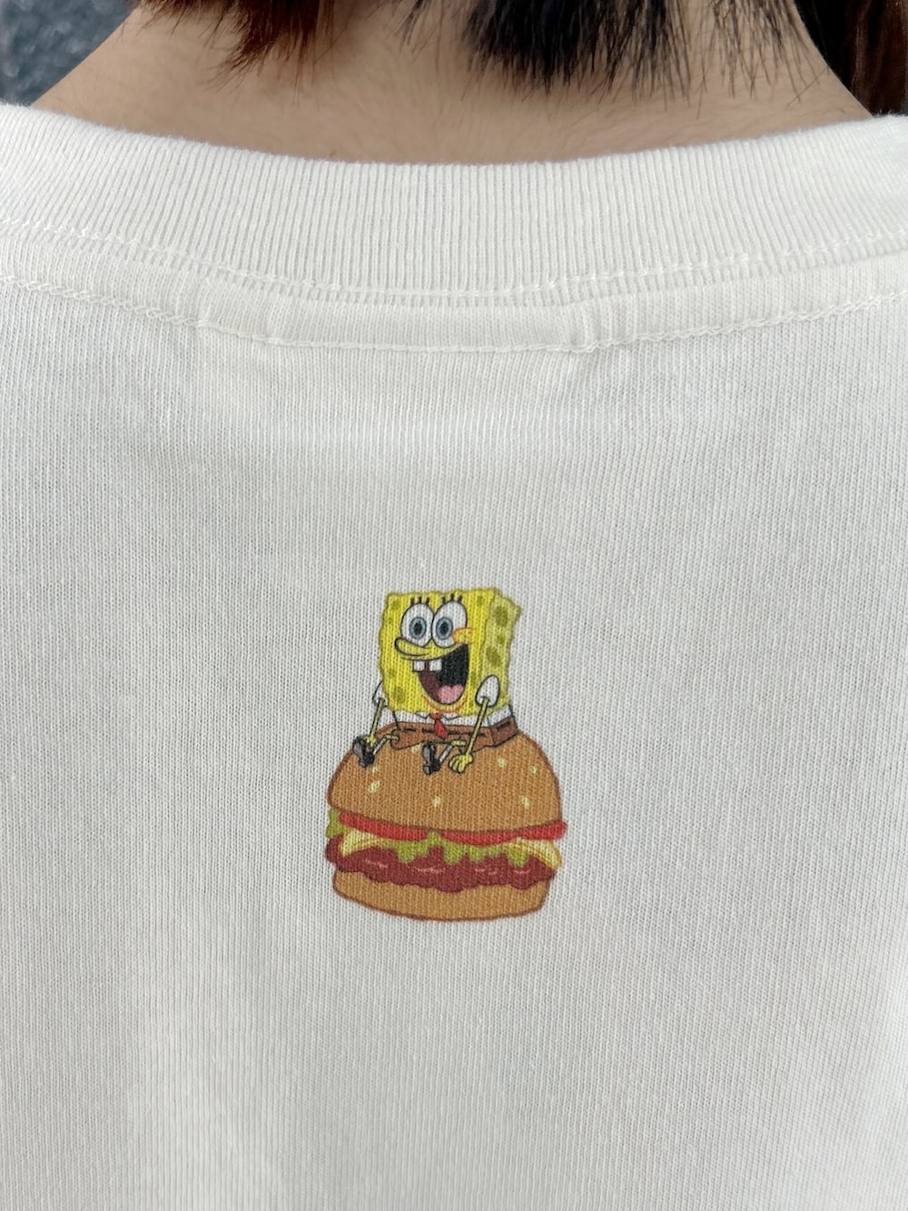 グレー系のカーディガン/ボレロ、ホワイト系のニット/セーター、ブルー系のその他パンツを着用したキッズの秋コーディネートの8枚目の写真