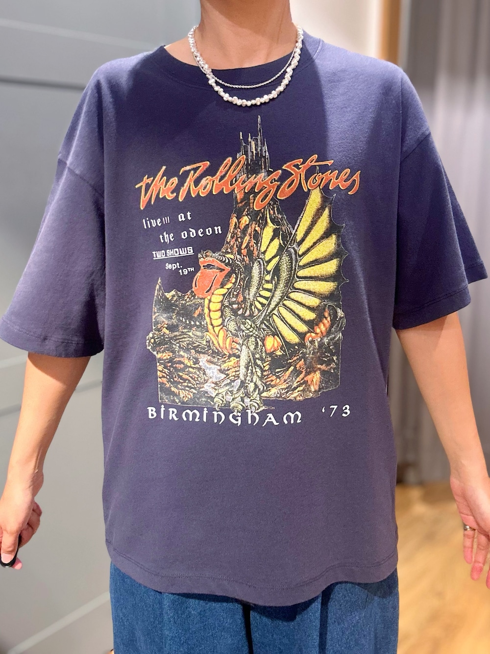 ブルー系のTシャツ/カットソー、ホワイト系のベスト、グリーン系のショルダーバッグを着用したレディースの夏コーディネートの5枚目の写真