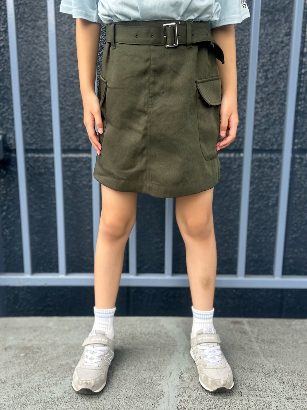 ブルー系のTシャツ/カットソー、ブラウン系のその他パンツを着用したキッズの夏コーディネートの8枚目の写真
