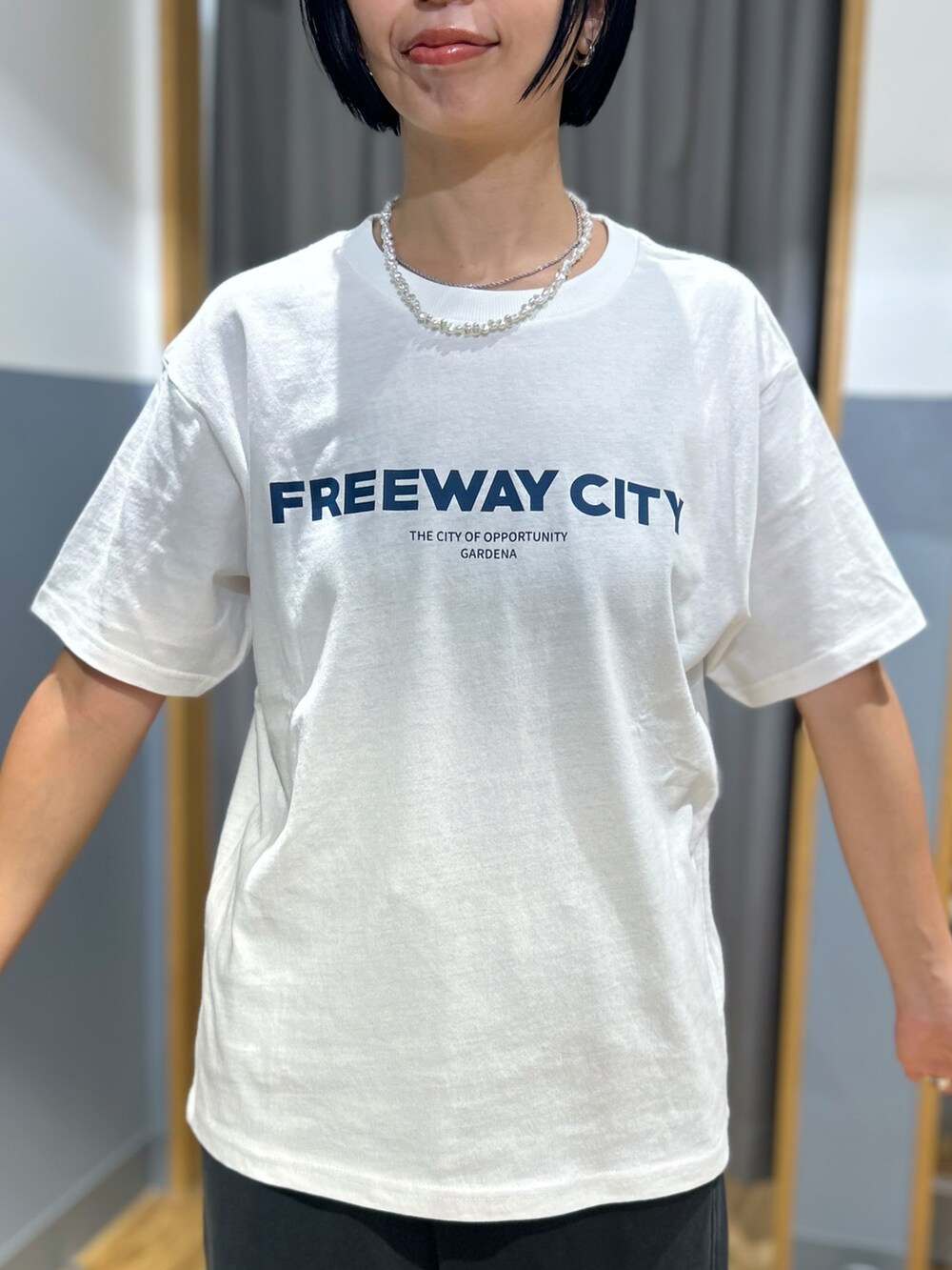 ホワイト系のTシャツ/カットソー、ブラック系のその他パンツ、ブラック系のボディバッグ/ウエストポーチを着用したレディースの秋コーディネートの5枚目の写真