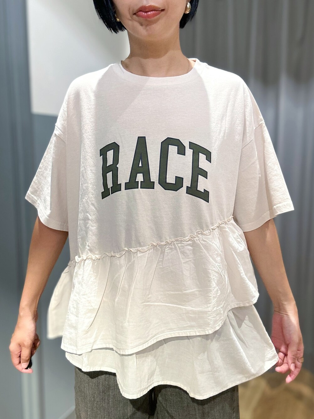 ホワイト系のTシャツ/カットソー、ブラウン系のその他パンツ、ブラウン系のショルダーバッグを着用したレディースの夏コーディネートの4枚目の写真