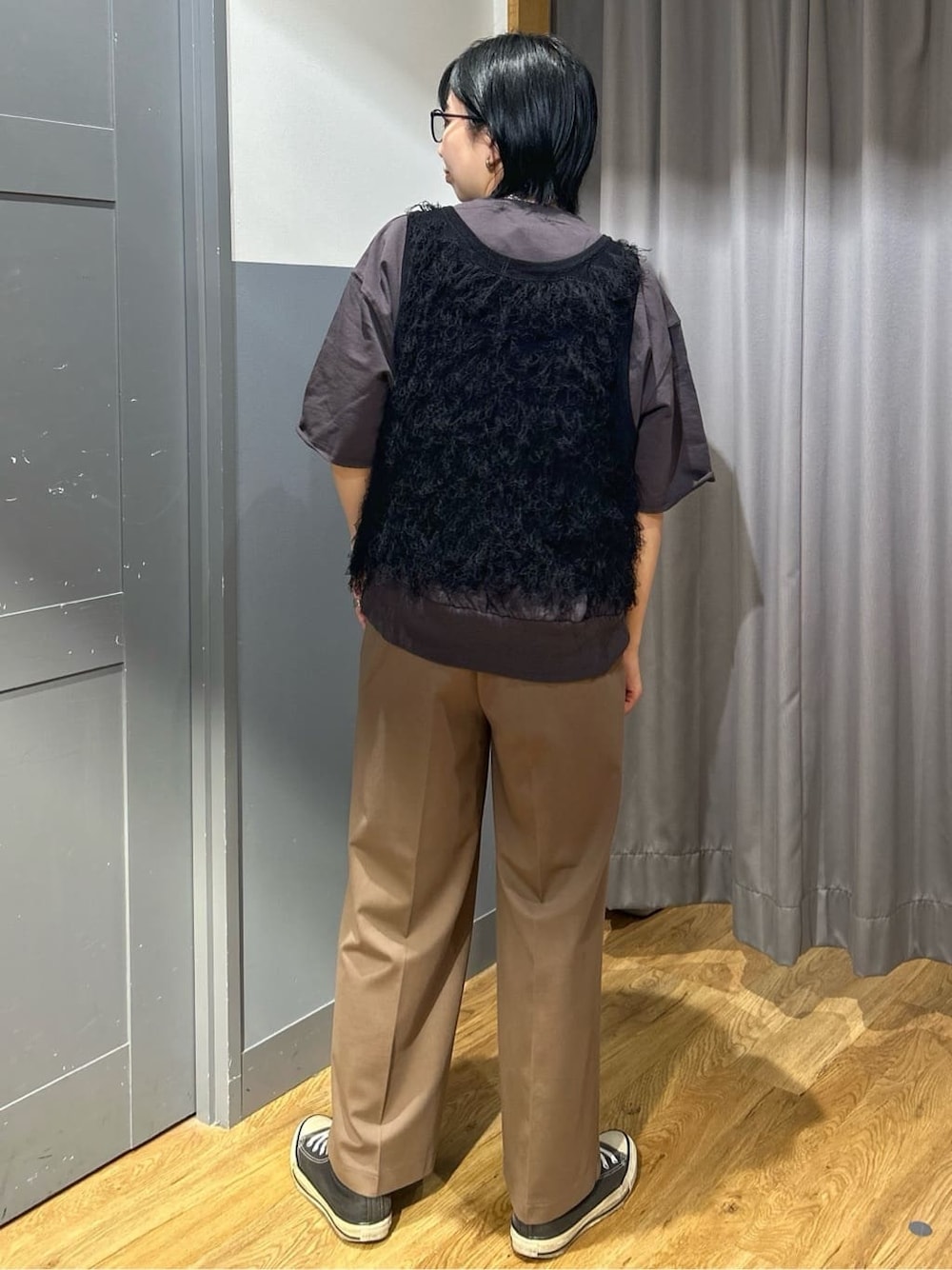 グレー系のTシャツ/カットソー、ブラック系のベスト、ブラック系のその他を着用したレディースの春コーディネートの4枚目の写真