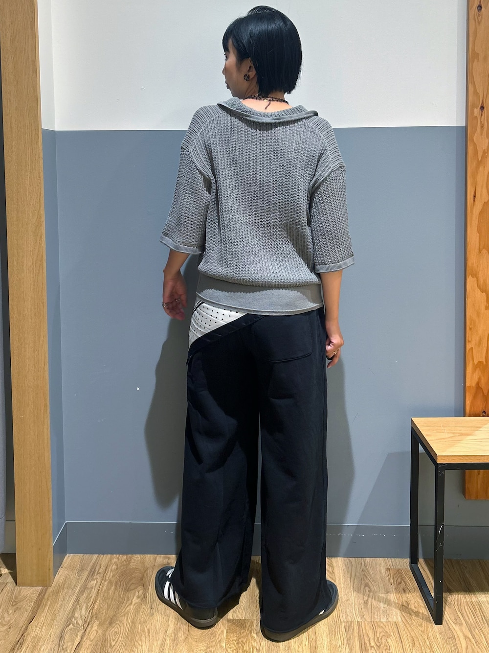 グレー系のニット/セーター、ブラック系のその他パンツ、ブラック系のショルダーバッグを着用したレディースの秋コーディネートの3枚目の写真