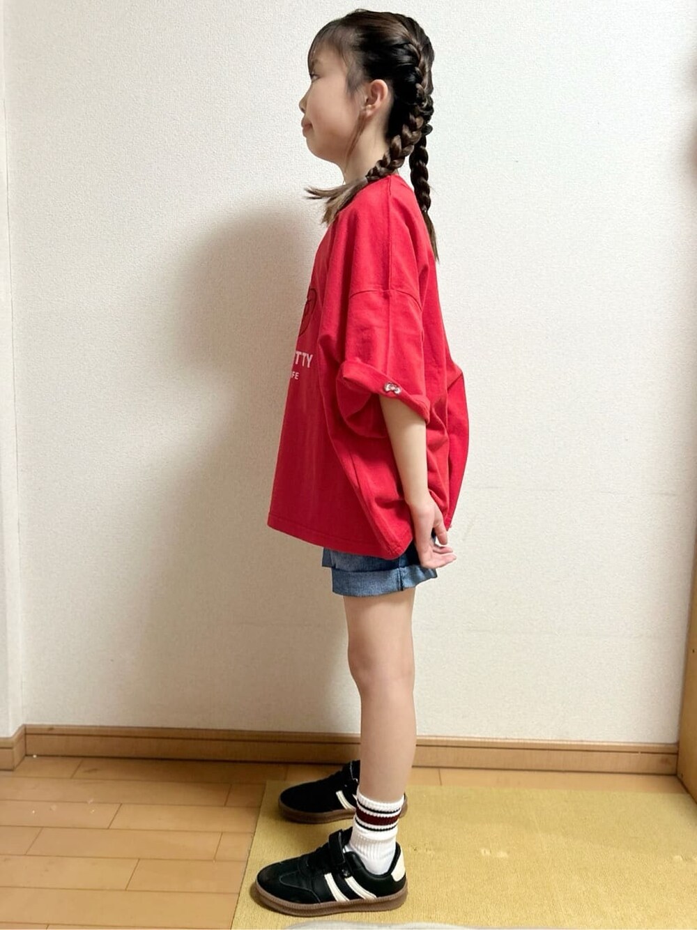 レッド系のTシャツ/カットソー、ブルー系のその他パンツ、ブラック系のボディバッグ/ウエストポーチを着用したキッズの春コーディネートの3枚目の写真