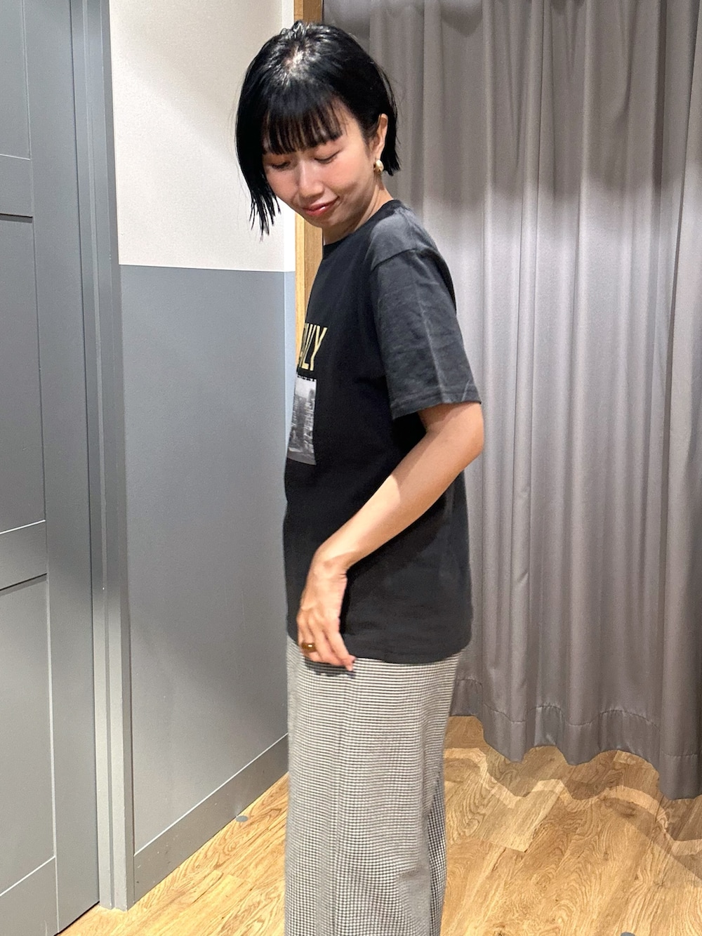 グレー系のTシャツ/カットソー、ホワイト系のセットアップ、イエロー系のショルダーバッグを着用したレディースの夏コーディネートの9枚目の写真