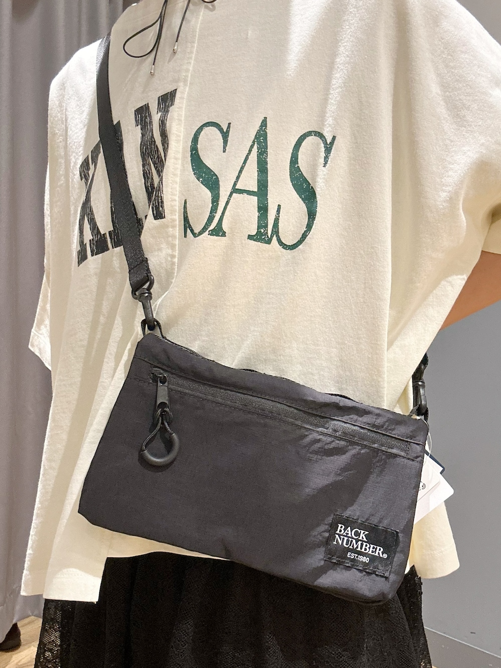 ホワイト系のTシャツ/カットソー、ブラック系のタンクトップ、ブラック系のその他パンツを着用したレディースの夏コーディネートの9枚目の写真