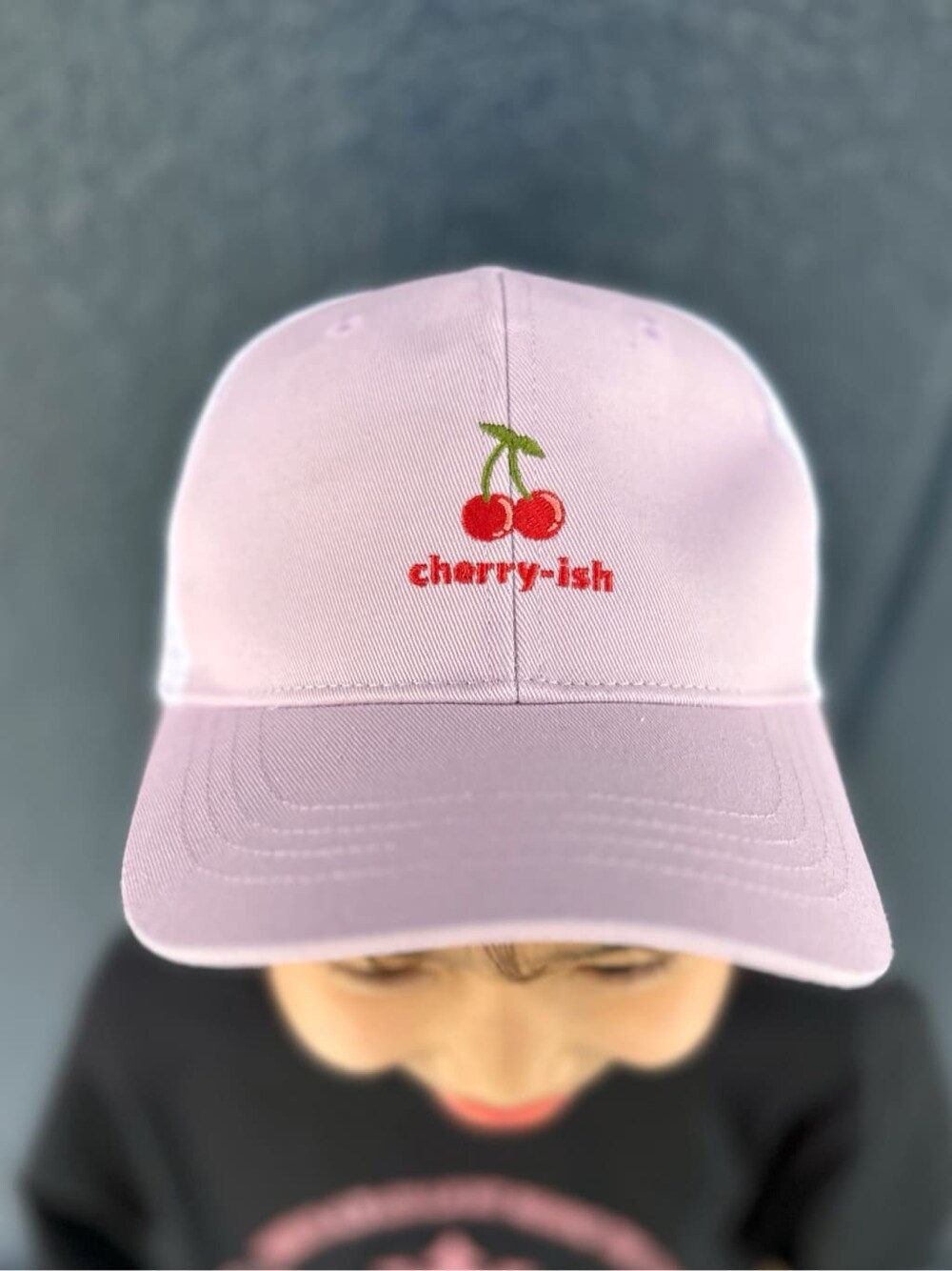 ブラック系のTシャツ/カットソー、ブルー系のデニムスカート、パープル系のキャップを着用したレディースの春コーディネートの8枚目の写真
