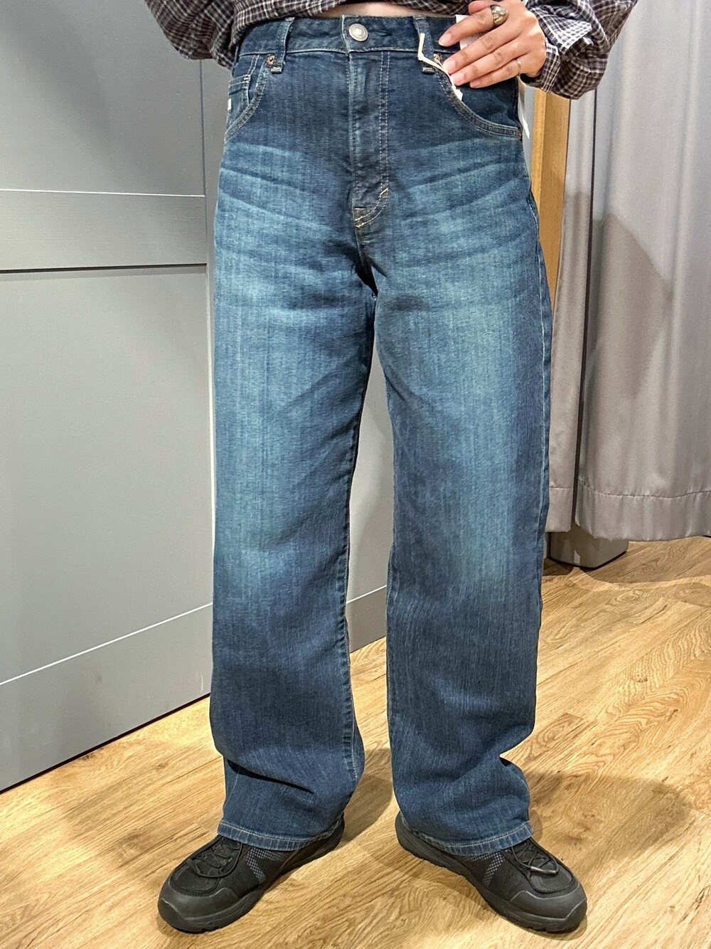 ブラック系のタンクトップ、グレー系のシャツ/ブラウス、ブルー系のデニムパンツを着用したレディースの夏コーディネートの7枚目の写真