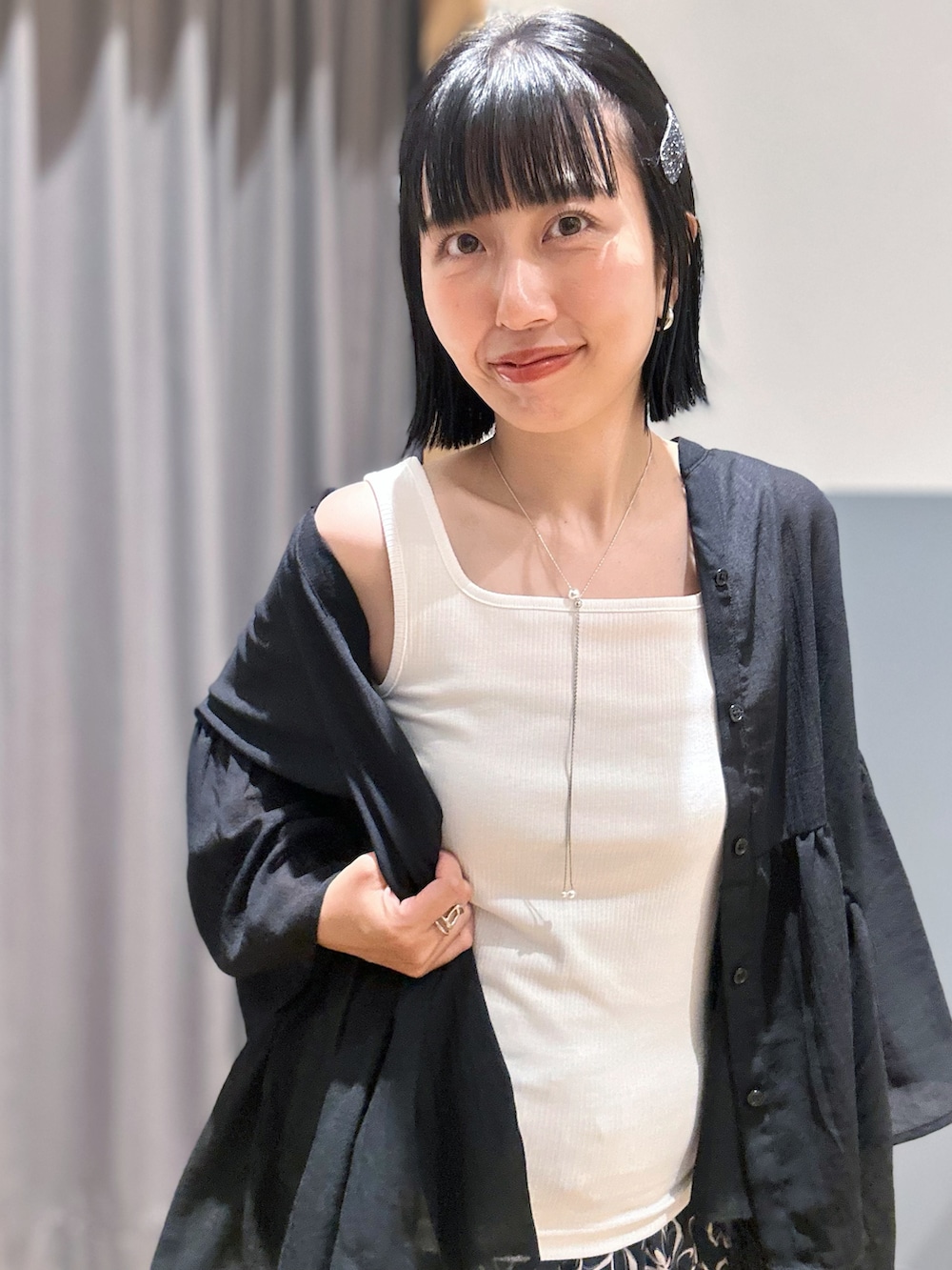 ブラック系のシャツ/ブラウス、その他のその他パンツ、ホワイト系のタンクトップを着用したレディースの夏コーディネートの7枚目の写真