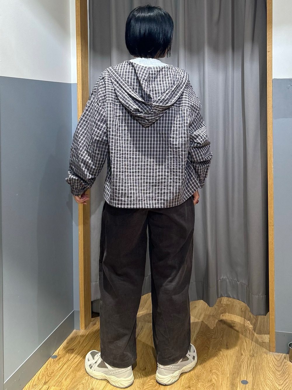 グレー系のスウェット、グレー系のシャツ/ブラウス、グレー系のその他パンツを着用したレディースの秋コーディネートの3枚目の写真