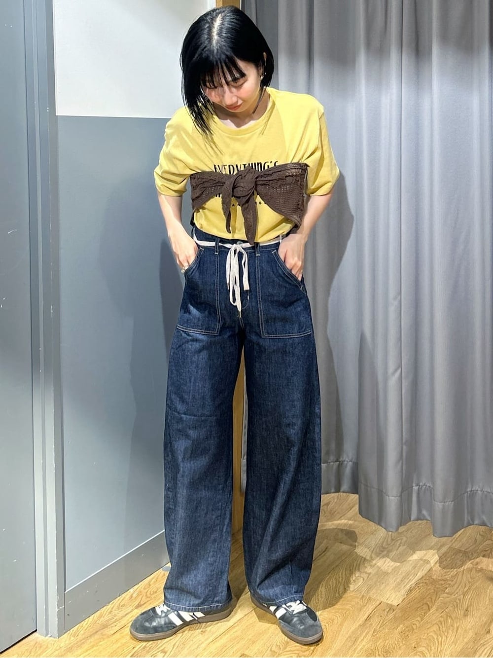 イエロー系のTシャツ/カットソー、ブルー系のデニムパンツ、ブラウン系のバンダナ/スカーフを着用したレディースの夏コーディネートの2枚目の写真