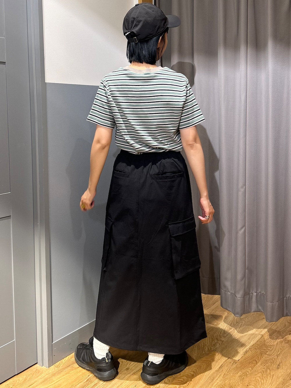 ブラック系のTシャツ/カットソー、ブラック系のスカート、ブラック系のボディバッグ/ウエストポーチを着用したレディースの夏コーディネートの3枚目の写真