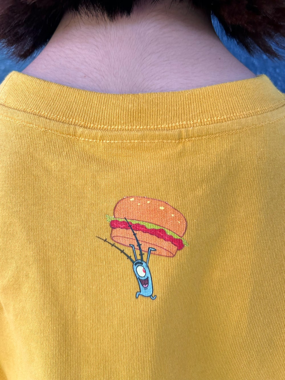イエロー系のニット/セーター、ブラウン系のその他パンツ、ブラック系のキャップを着用したキッズの夏コーディネートの6枚目の写真