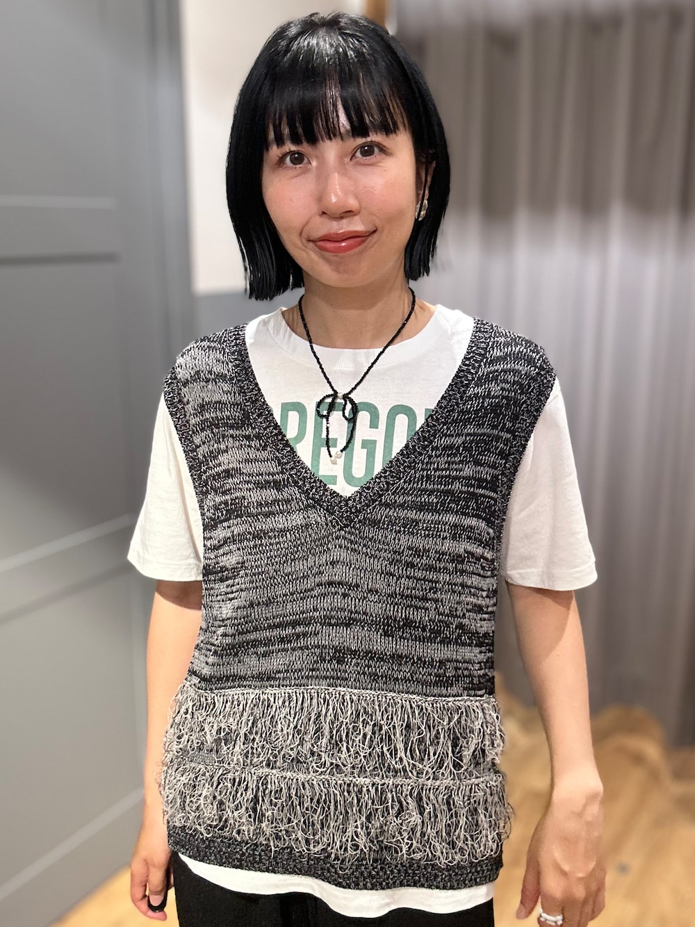 ブラック系のベスト、ホワイト系のTシャツ/カットソー、ブラック系のその他パンツを着用したレディースの夏コーディネートの4枚目の写真