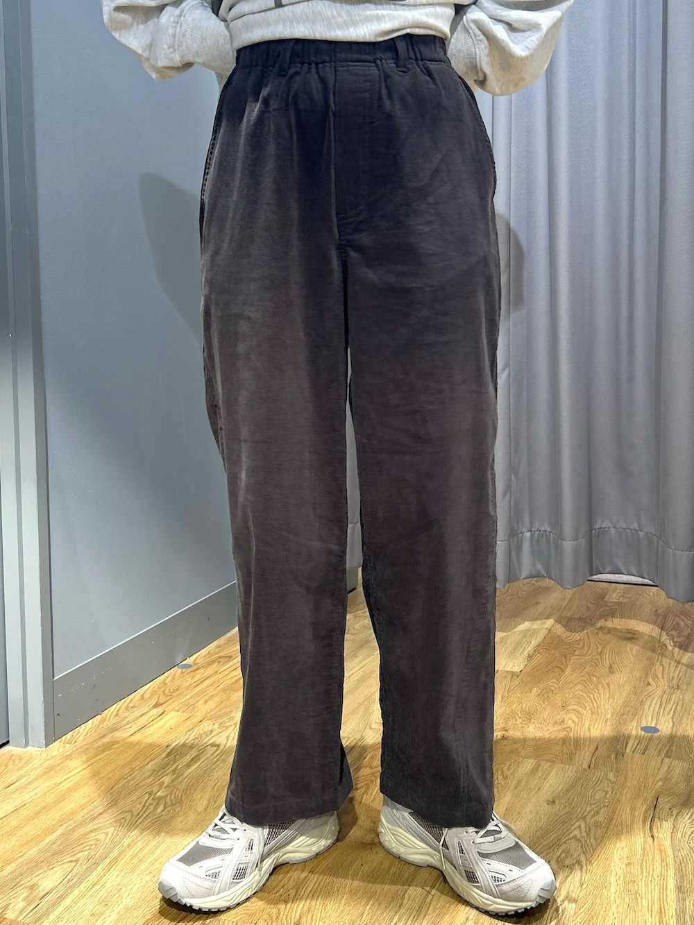 グレー系のスウェット、グレー系のシャツ/ブラウス、グレー系のその他パンツを着用したレディースの秋コーディネートの8枚目の写真