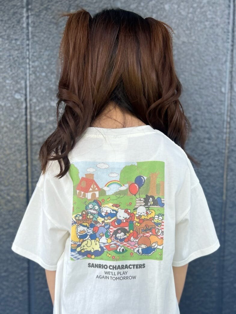 ホワイト系のTシャツ/カットソー、パープル系のその他パンツを着用したキッズの春コーディネートの4枚目の写真