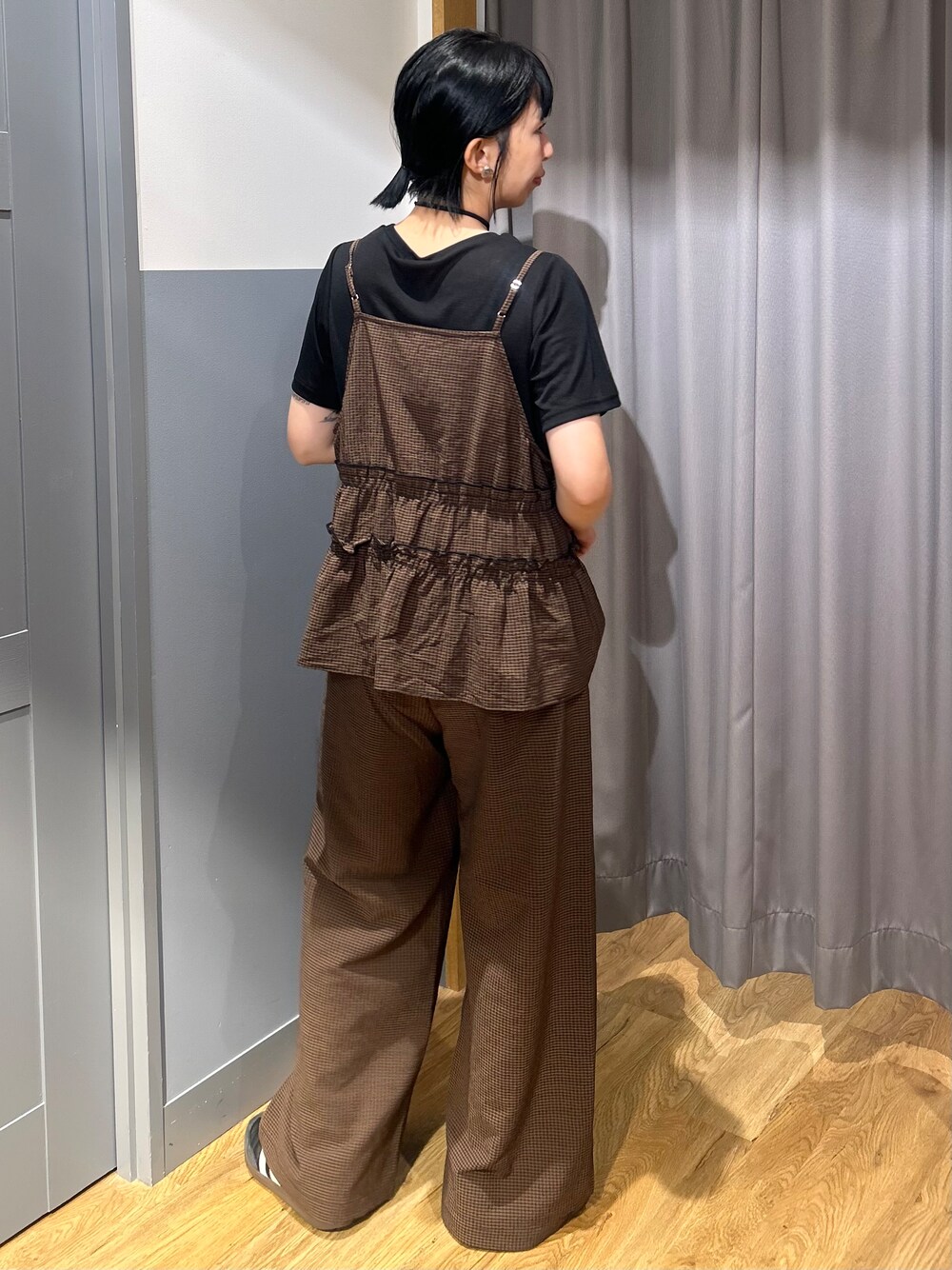 ブラウン系のセットアップ、ブラック系のTシャツ/カットソー、ブラック系のショルダーバッグを着用したレディースの夏コーディネートの4枚目の写真