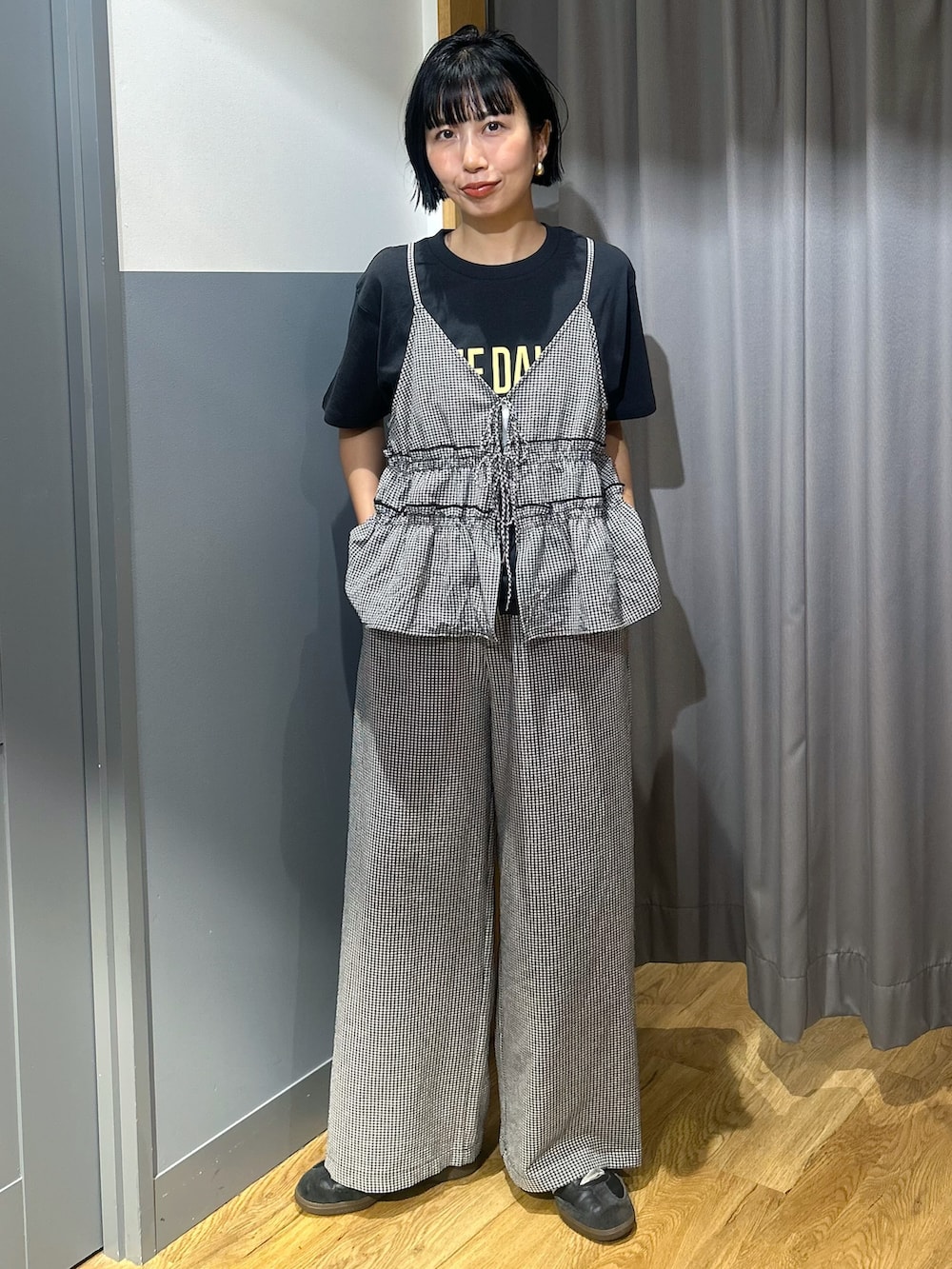 グレー系のTシャツ/カットソー、ホワイト系のセットアップ、イエロー系のショルダーバッグを着用したレディースの夏コーディネートの2枚目の写真