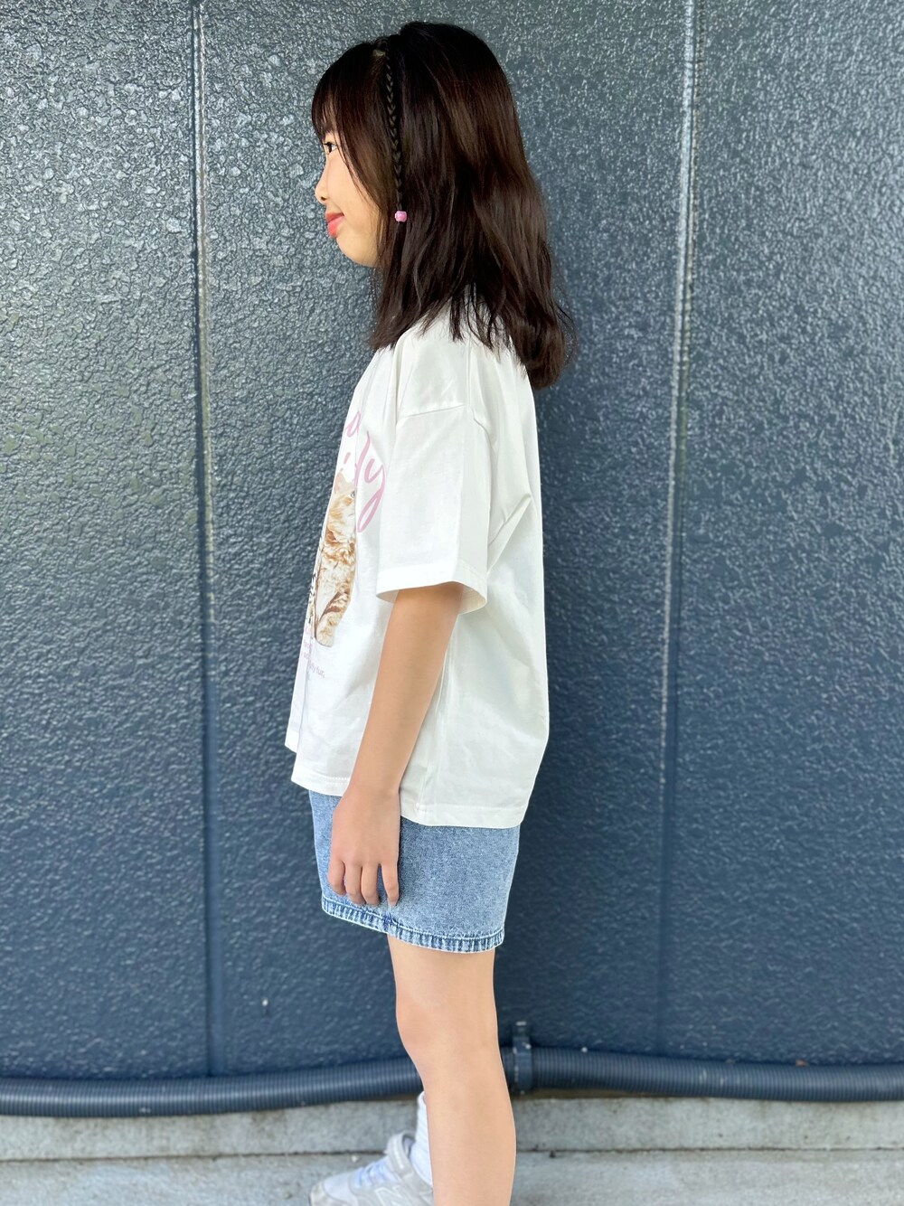 ブルー系のその他パンツ、ホワイト系のTシャツ/カットソー、ホワイト系のショルダーバッグを着用したキッズの春コーディネートの8枚目の写真