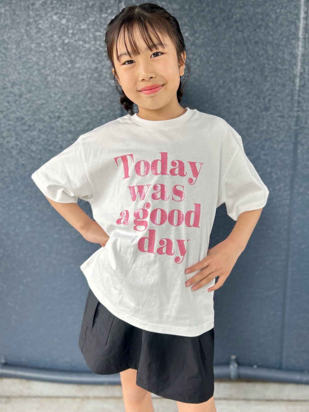 ホワイト系のTシャツ/カットソー、ブラック系のスカート、パープル系のショルダーバッグを着用したレディースの春コーディネートの6枚目の写真