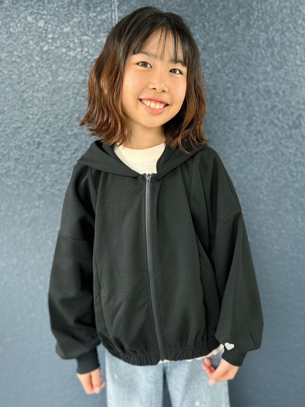 ホワイト系のTシャツ/カットソー、ブルー系のその他パンツ、ブラック系のカーディガン/ボレロを着用したキッズの秋コーディネートの7枚目の写真
