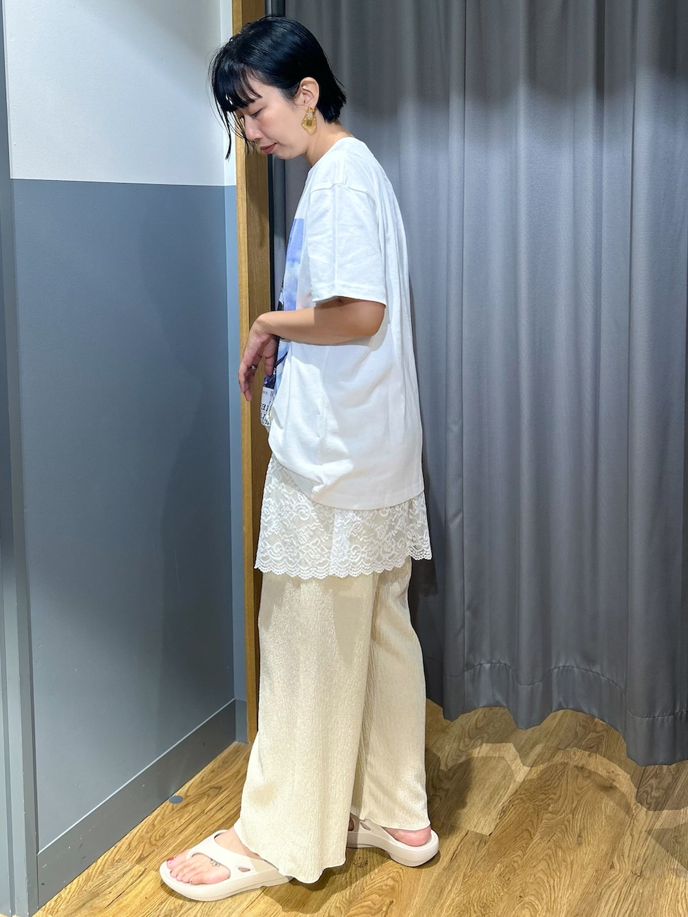 ホワイト系のTシャツ/カットソー、ベージュ系のその他パンツ、ホワイト系のサンダルを着用したレディースの夏コーディネートの3枚目の写真