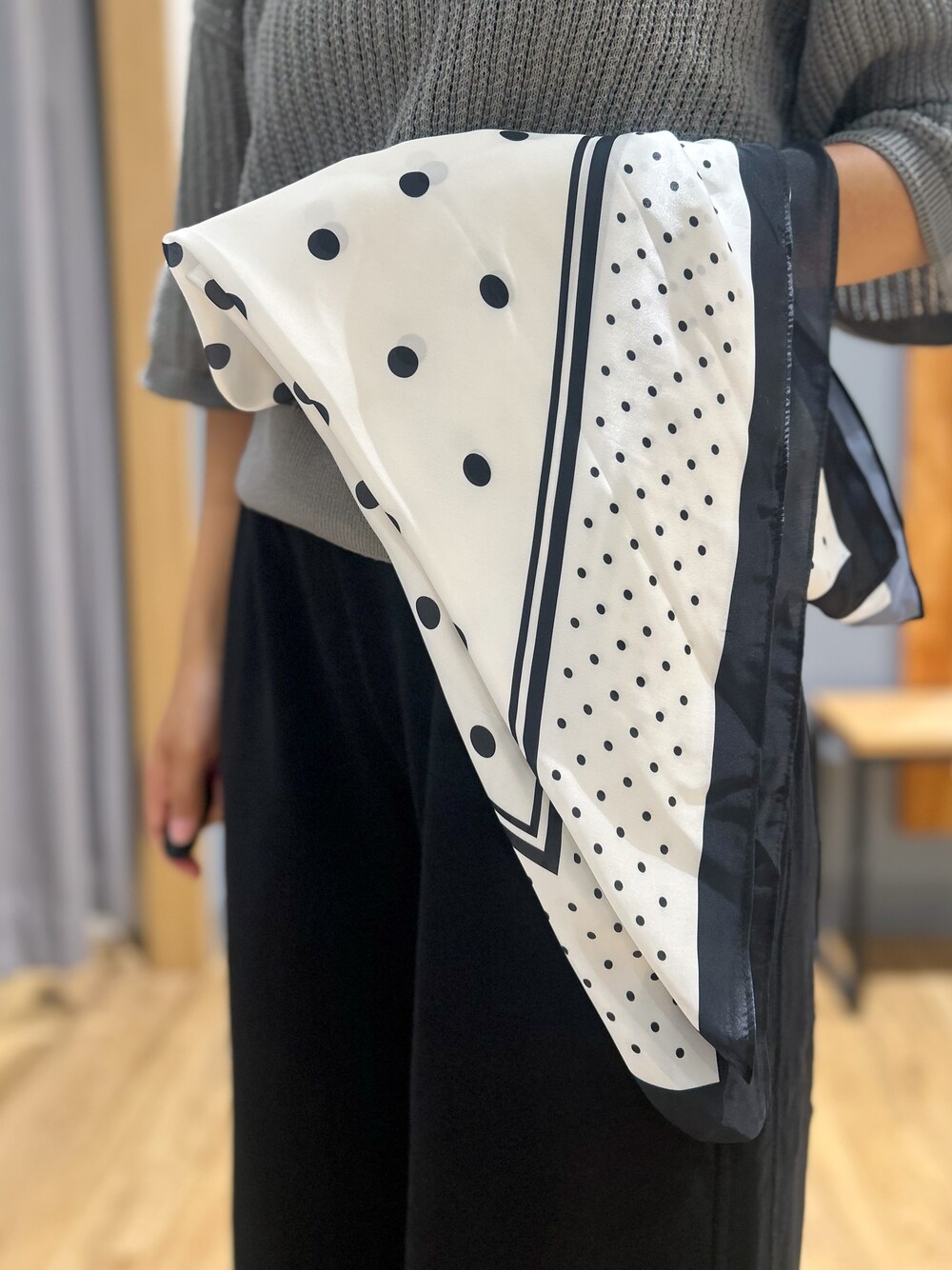 グレー系のニット/セーター、ブラック系のその他パンツ、ブラック系のショルダーバッグを着用したレディースの秋コーディネートの8枚目の写真
