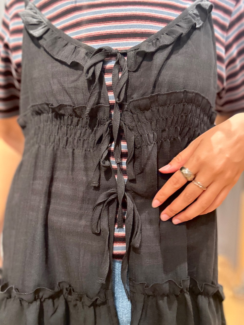 ブルー系のTシャツ/カットソー、ブラック系のベスト、ブルー系のデニムパンツを着用したレディースの夏コーディネートの6枚目の写真