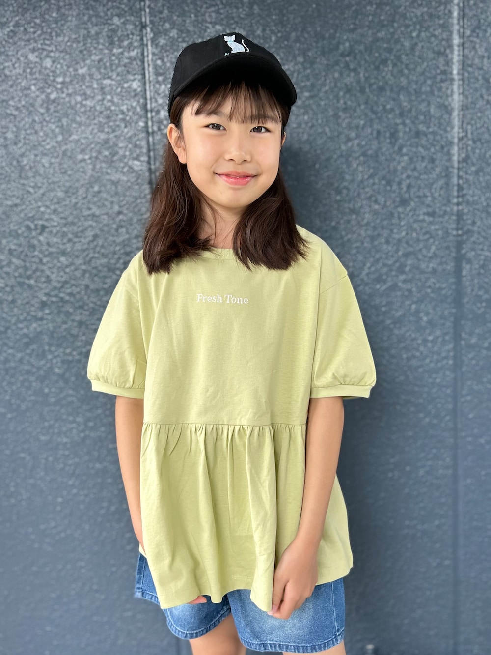 イエロー系のTシャツ/カットソー、ブルー系のその他パンツ、ブラック系のキャップを着用したキッズの夏コーディネートの4枚目の写真