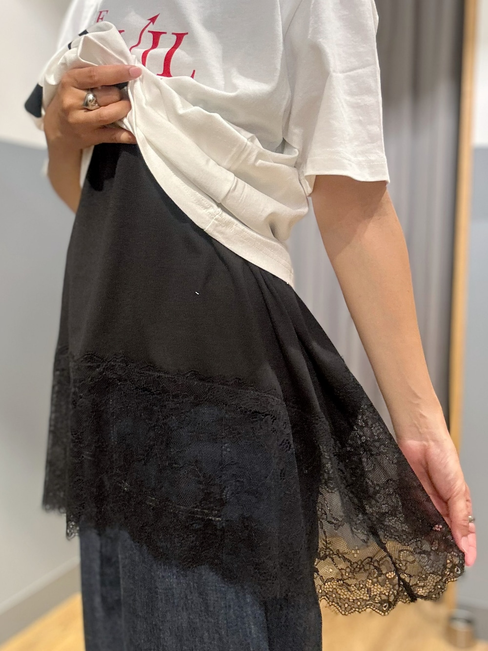 ホワイト系のTシャツ/カットソー、ブラック系のTシャツ/カットソー、ブルー系のデニムパンツを着用したレディースの夏コーディネートの6枚目の写真