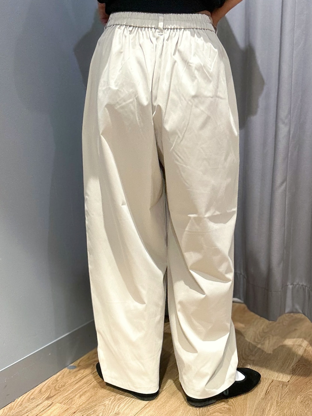 ブラック系のニット/セーター、グレー系のその他パンツ、ブラック系のトートバッグを着用したレディースの夏コーディネートの8枚目の写真