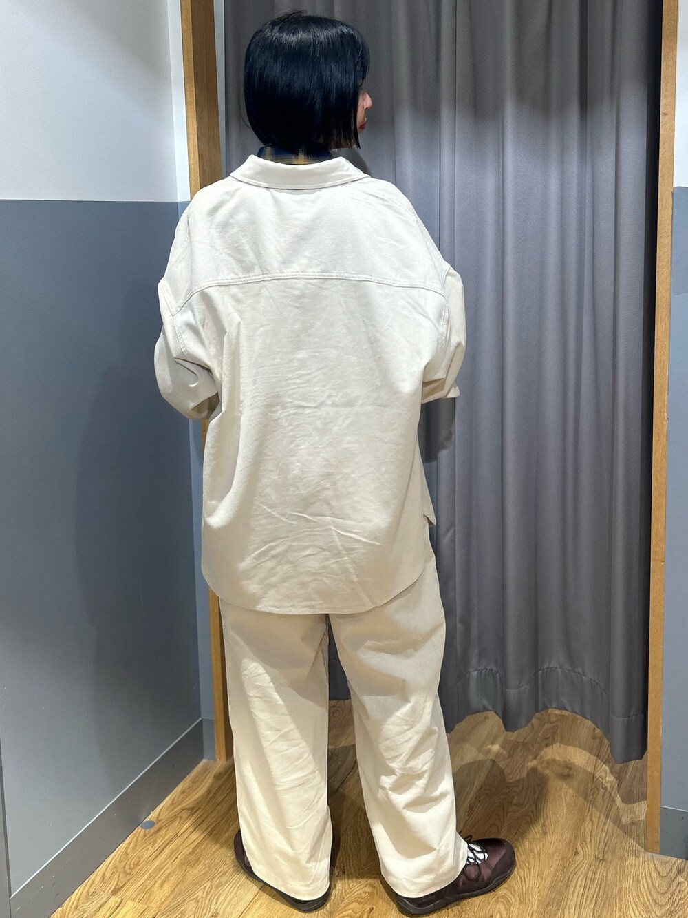ブルー系のシャツ/ブラウス、ホワイト系のシャツ/ブラウス、ホワイト系のその他パンツを着用したレディースの秋コーディネートの3枚目の写真