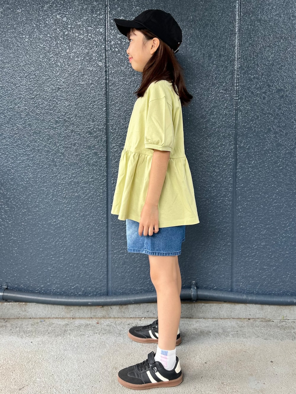 イエロー系のTシャツ/カットソー、ブルー系のその他パンツ、ブラック系のキャップを着用したキッズの夏コーディネートの2枚目の写真