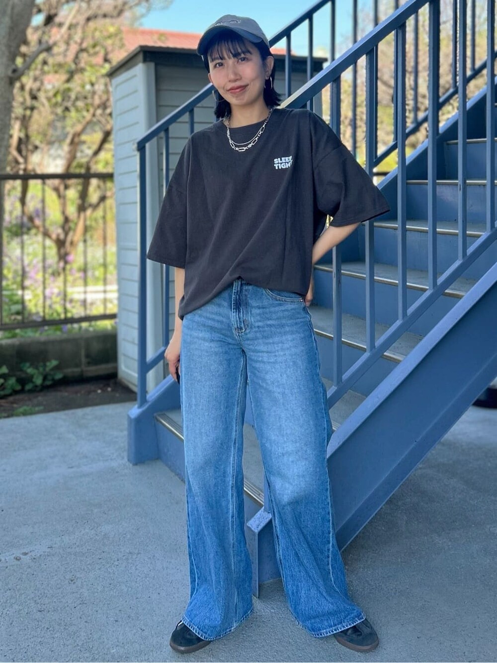 グレー系のTシャツ/カットソー、グレー系のTシャツ/カットソーを着用したレディースの春コーディネートの3枚目の写真