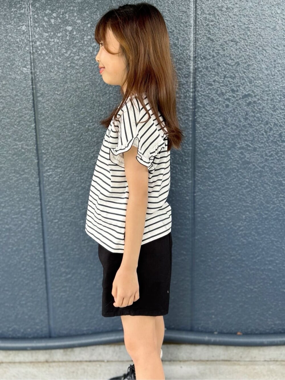 ブラック系のその他パンツ、ブラック系のTシャツ/カットソー、ブラック系のパーカーを着用したキッズの春コーディネートの8枚目の写真