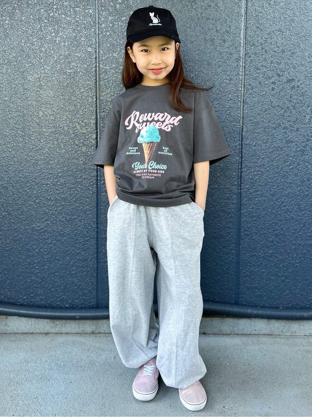 グレー系のTシャツ/カットソー、ブラック系のパーカー、ブラック系のキャップを着用したキッズの春コーディネートの4枚目の写真