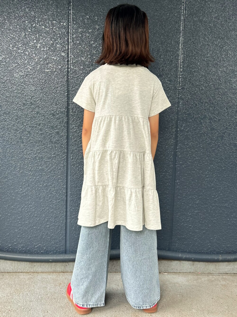 ブルー系のその他パンツ、ホワイト系のルームワンピースを着用したキッズの秋コーディネートの4枚目の写真
