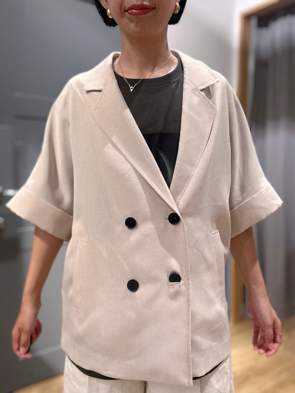 グレー系のTシャツ/カットソー、ホワイト系のその他パンツ、ベージュ系のテーラードジャケットを着用したレディースの夏コーディネートの4枚目の写真