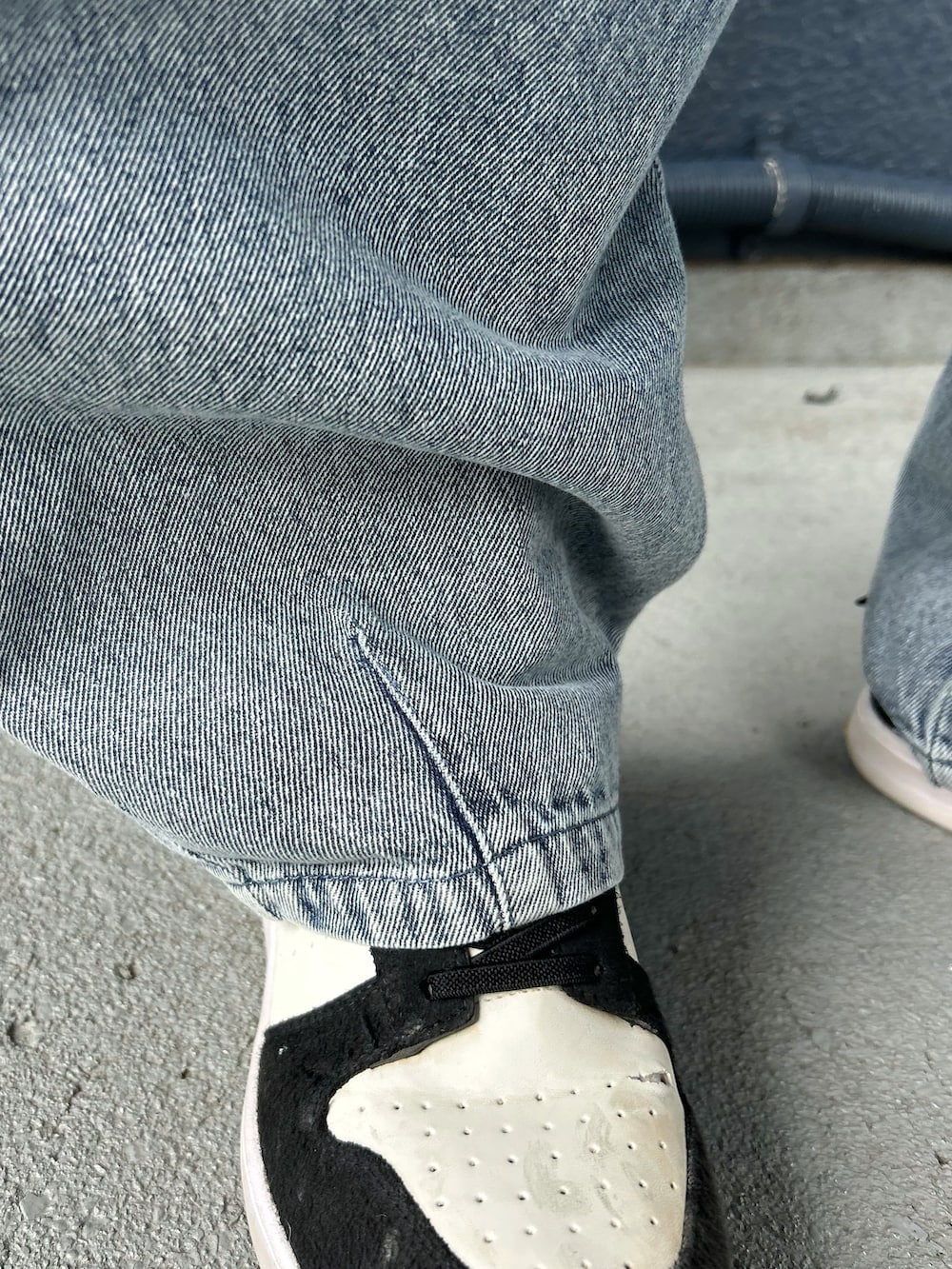 グレー系のカーディガン/ボレロ、ホワイト系のニット/セーター、ブルー系のその他パンツを着用したキッズの秋コーディネートの10枚目の写真