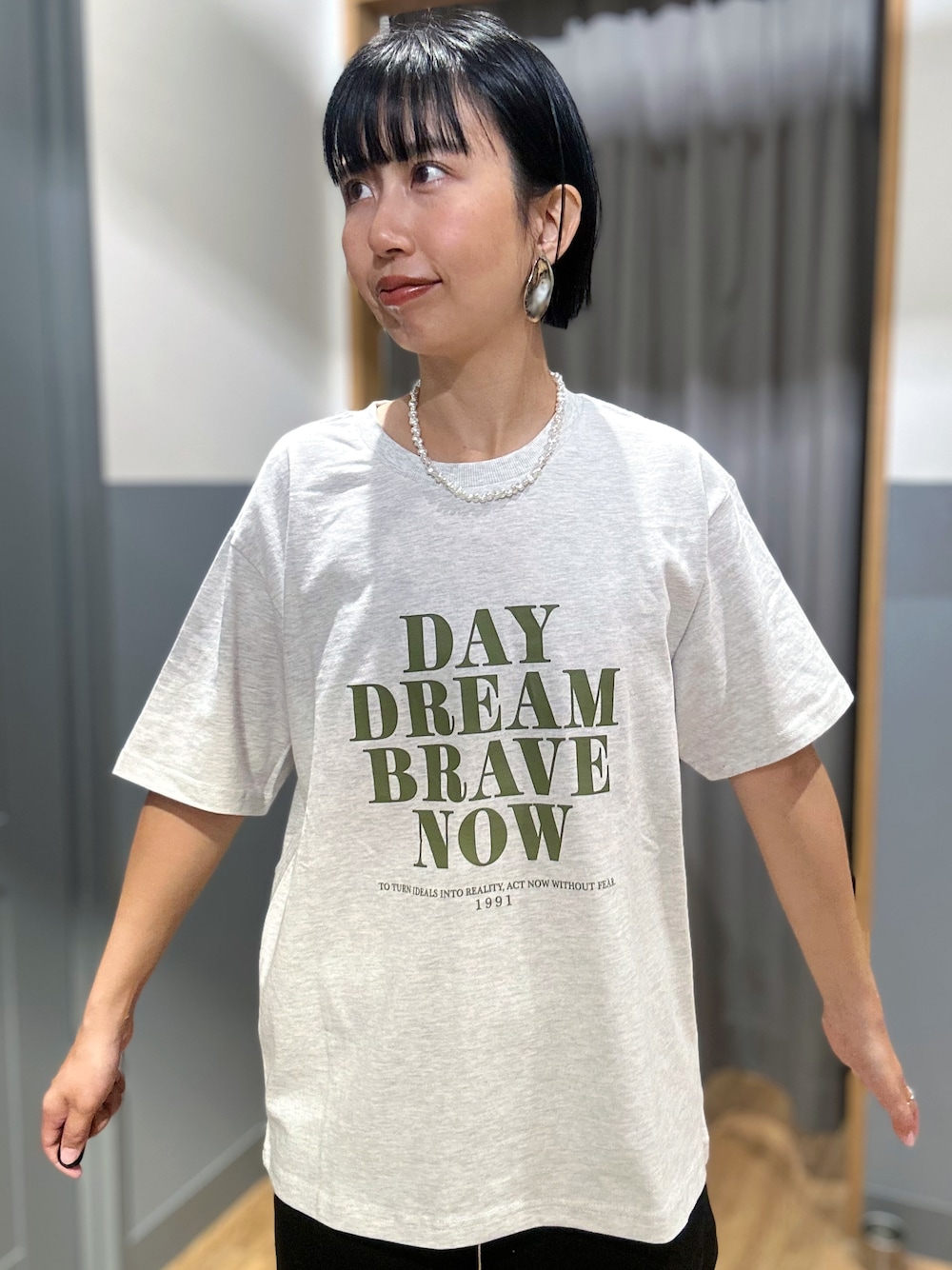 グレー系のTシャツ/カットソー、ブラック系のその他パンツ、ホワイト系のセットアップを着用したレディースの夏コーディネートの3枚目の写真