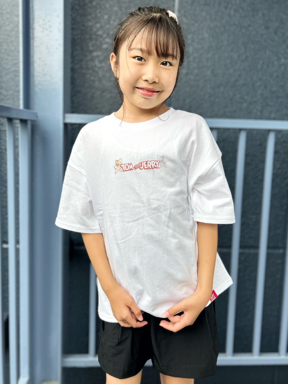 ホワイト系のTシャツ/カットソー、ブラック系のスカートを着用したキッズの夏コーディネートの5枚目の写真