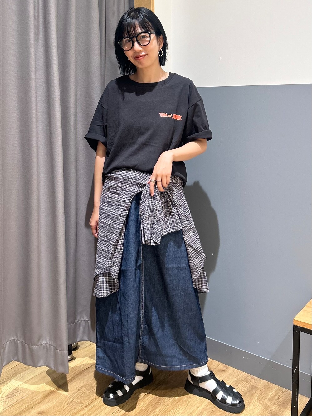 ブラック系のTシャツ/カットソー、グレー系のシャツ/ブラウス、ブルー系のスカートを着用したレディースの夏コーディネートの2枚目の写真