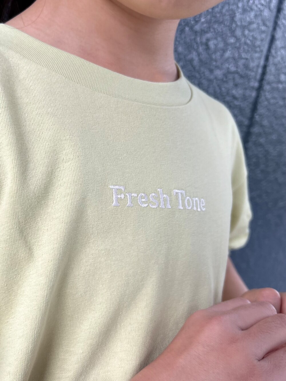 イエロー系のTシャツ/カットソー、ブラック系のデニムパンツを着用したキッズの夏コーディネートの5枚目の写真