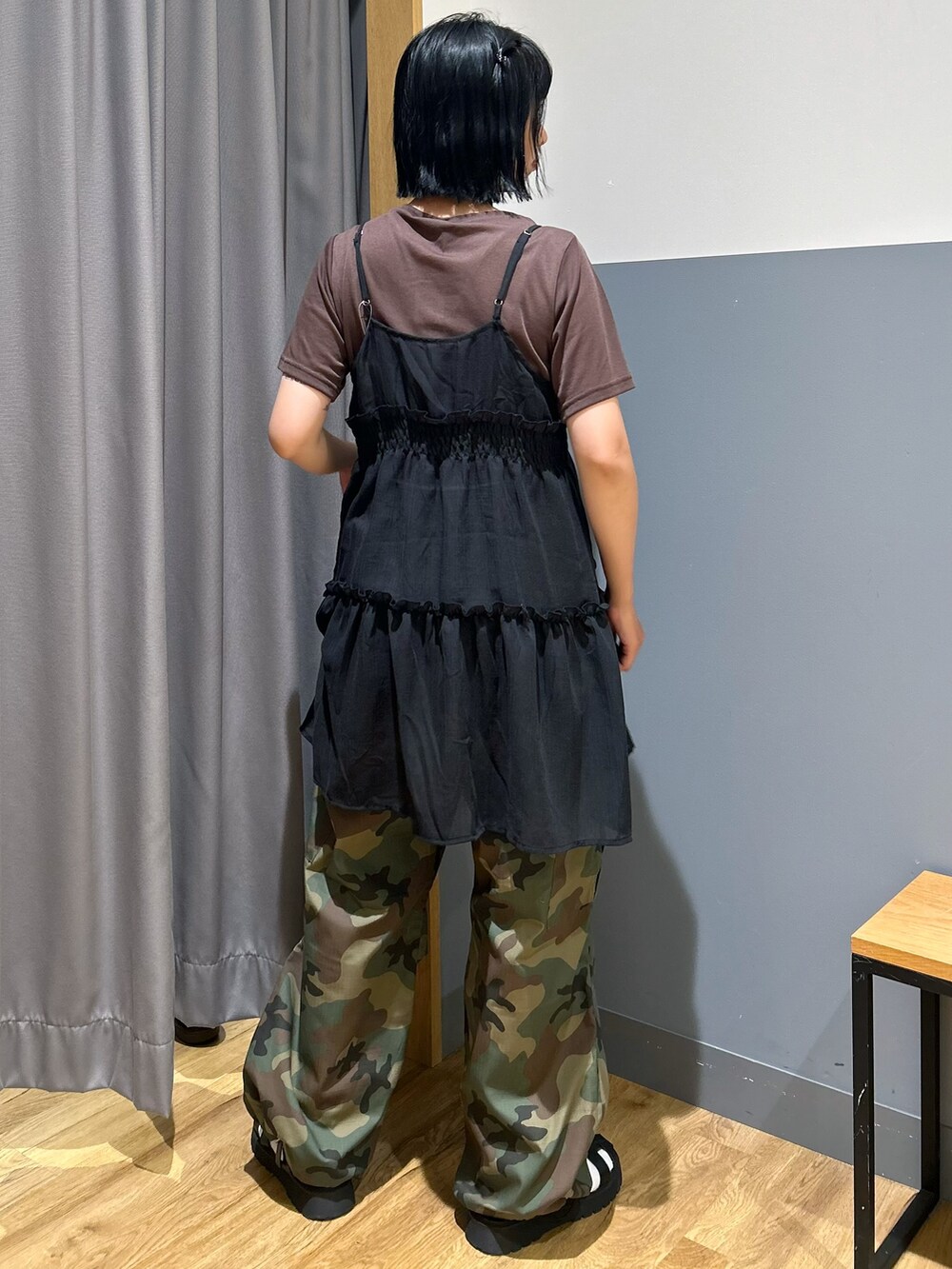 ブラウン系のTシャツ/カットソー、グリーン系のその他パンツ、ブラック系のベストを着用したレディースの夏コーディネートの3枚目の写真