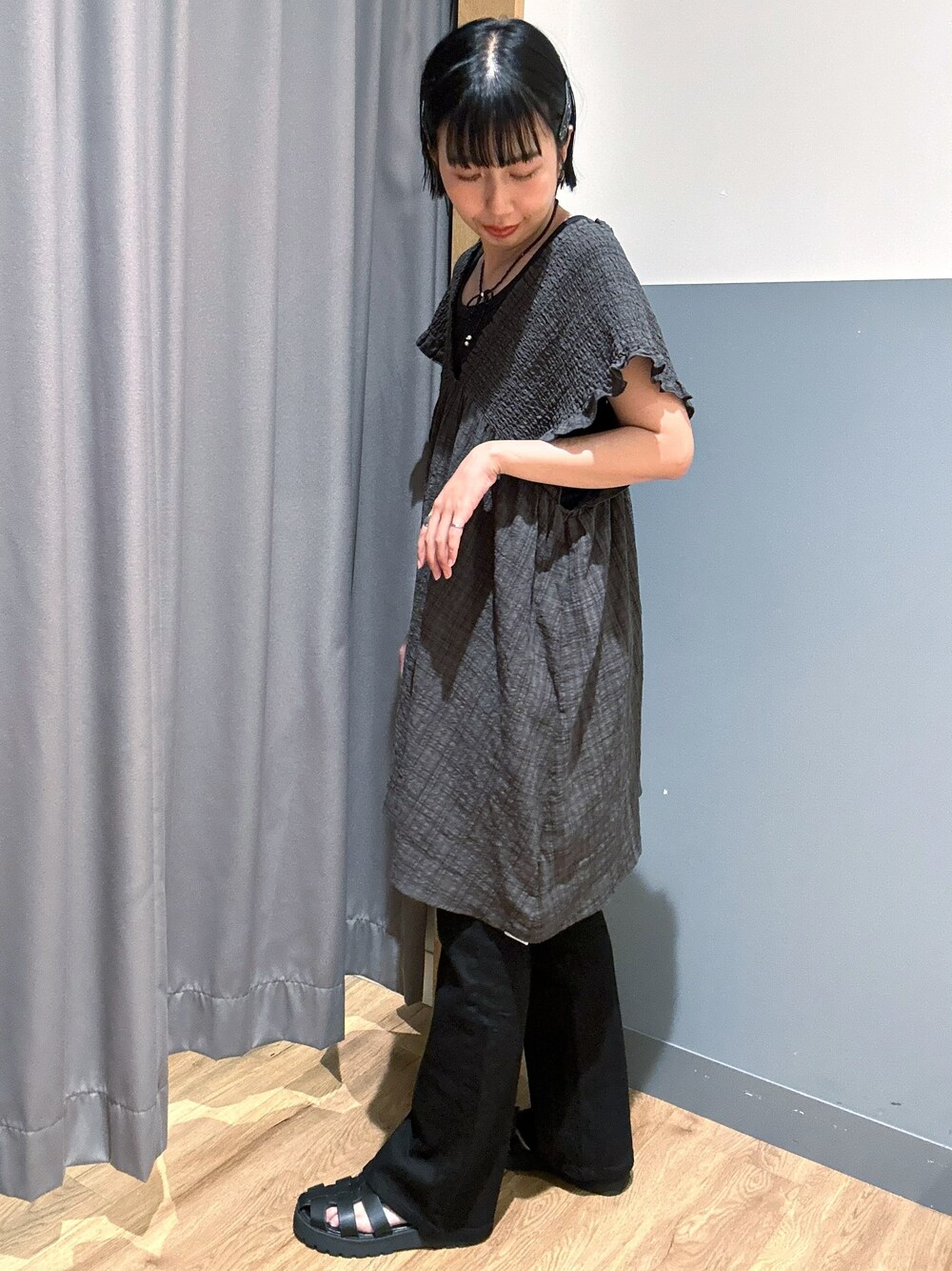 グレー系のシャツ/ブラウス、ブラック系のその他パンツを着用したレディースの夏コーディネートの2枚目の写真