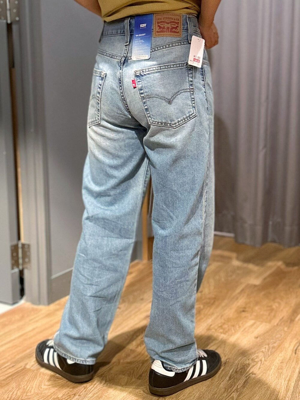 ブラウン系のベスト、ブルー系のデニムパンツ、ベージュ系のトートバッグを着用したレディースの夏コーディネートの9枚目の写真